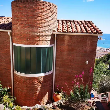 4 Bedrooms With Sea View Private Pool And Enclosed Garden At