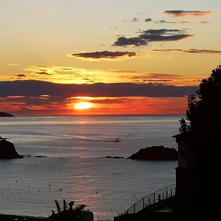 4 Bedrooms With Sea View Private Pool And Enclosed Garden At 4*